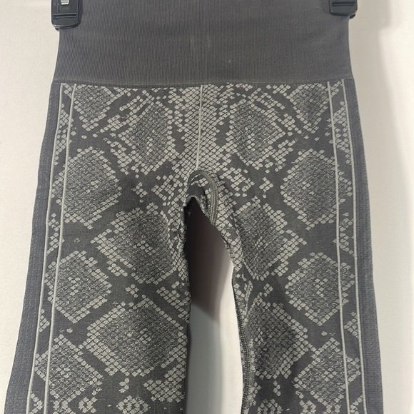 Lululemon, Ebb to street,Size 2 Grey, seamless Snake print leggings, compression - Picture 2 of 7
